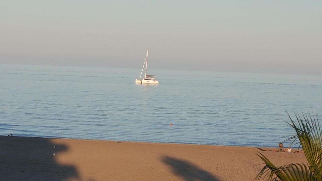 Beau T2 Au Calme Avec Parking Sublime Vue Sur Port Lägenhet Canet-en-Roussillon Exteriör bild